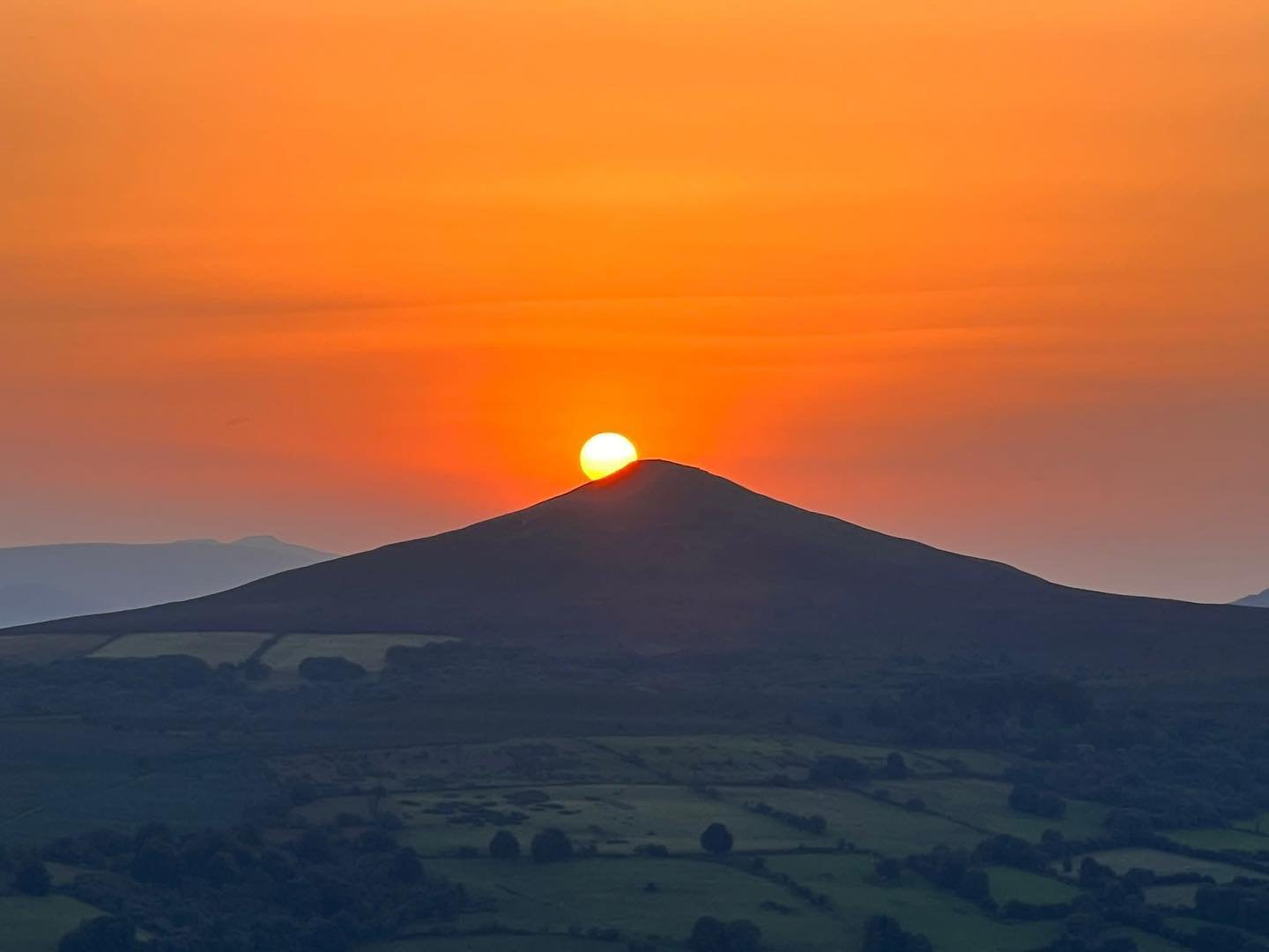 @welshmanwalking_uk sunset Sugarloaf from Skirrid